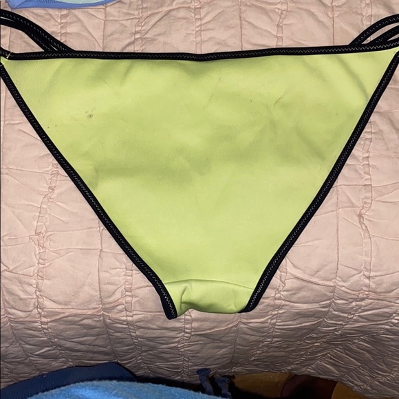 Victoria’s Secret bikini - Picture 4 of 4